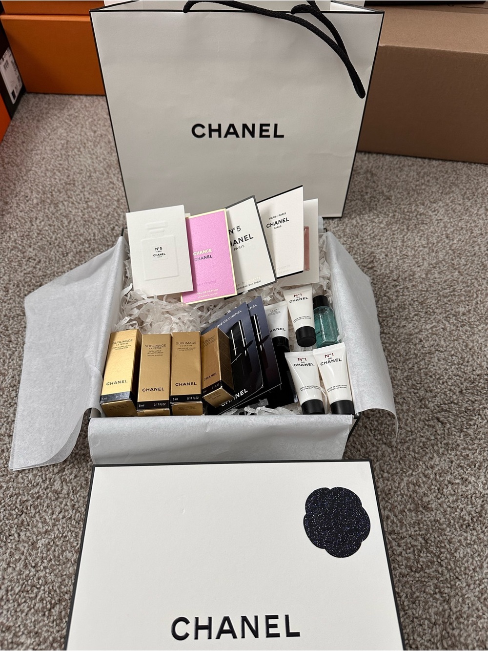 CHANEL Beauty Sample Set - White & Gold
